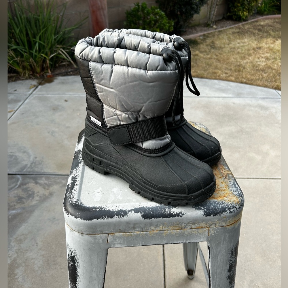 EUC Zoogs Black and Silver Kids Snow Boots in Size 4